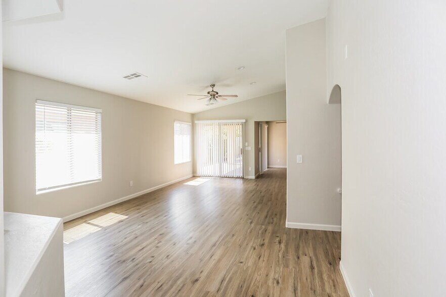 Building Photo - 7223 W Winslow Ave