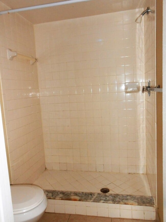 Building Photo - spacious 2 Bed / 2 Bath Condo