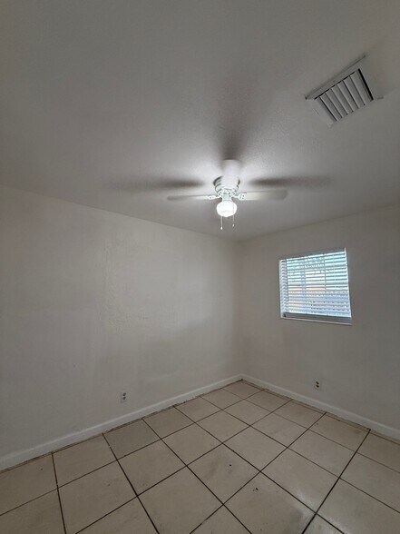 Building Photo - 1131 W 26th St