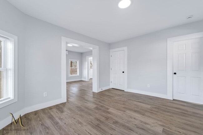 Building Photo - 403-405-405 S Elm St