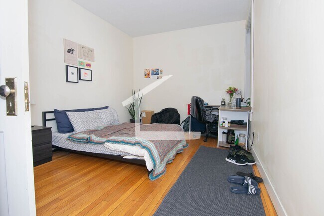 Building Photo - BU Brookline Area Spacious 5b/2b Large  Rooms, These don't last long  Hurry!