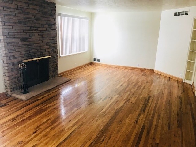 Building Photo - Beautiful single level home with fenced back yard