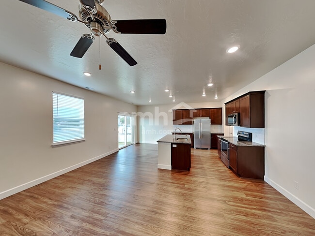 Building Photo - 824 Grover Ct