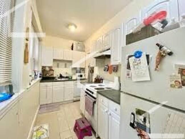 Building Photo - 2Br/1Bth, Great location! Walk to Whole Foods, on Green Line, H/HW included!
