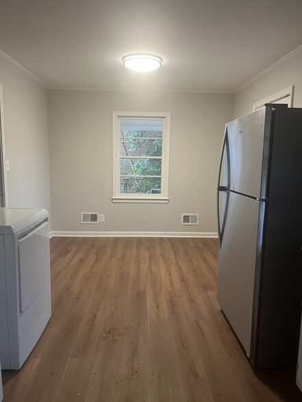 Dining area - 223 Mobley St