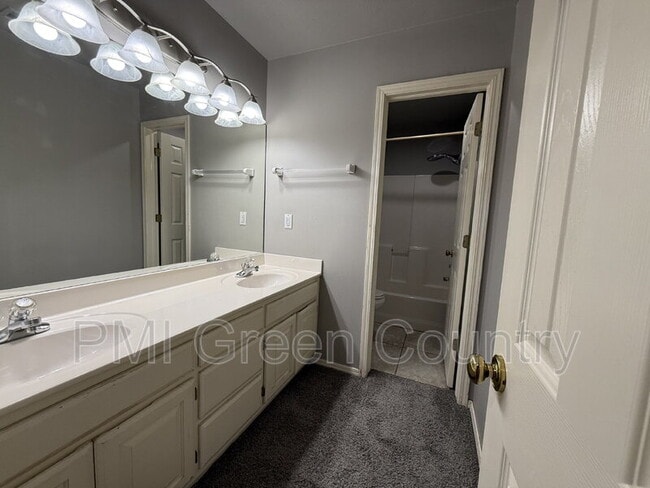 Building Photo - 4419 W Detroit Pl