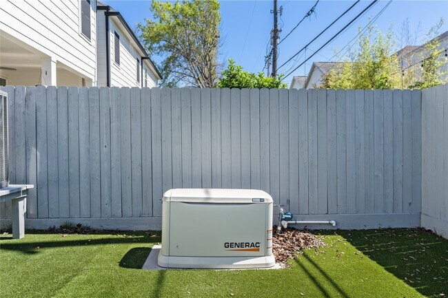 Building Photo - 802 Aurora St