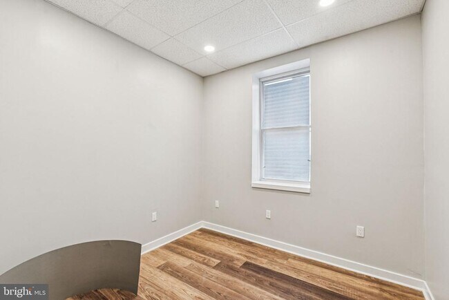 Building Photo - 2553 E Somerset St