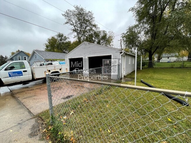 Building Photo - 700 S Wisconsin- 3 bedroom house
