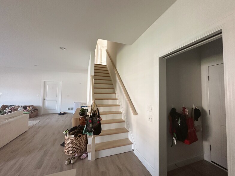 Building Photo - 206 Buckton Dr