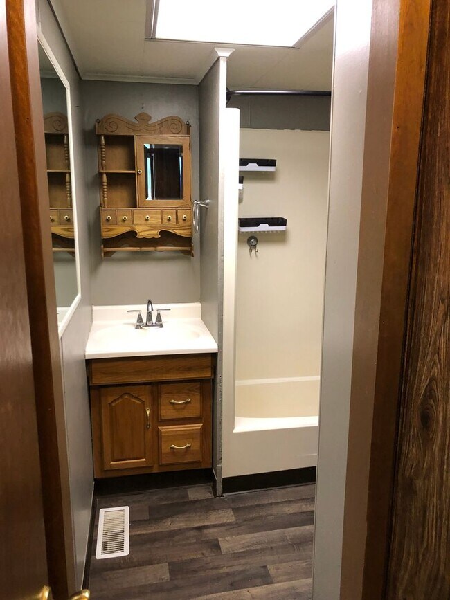 Building Photo - 2 bedroom home