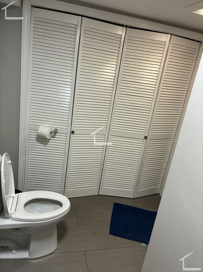 Building Photo - Rent a House in Newton 4bed/2.5 Bath - Parking included!