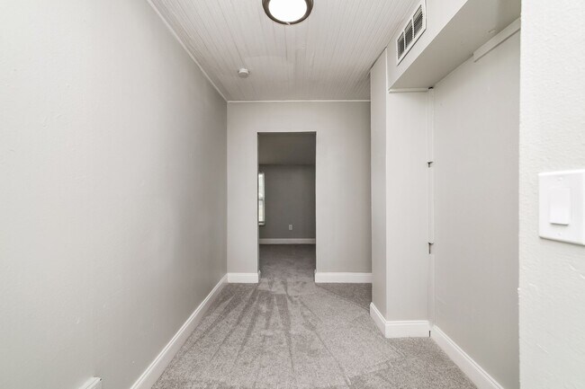 Building Photo - 5BR/2BA | Newly Renovated Single Family Home | Area for office | In Saint Petersburg!