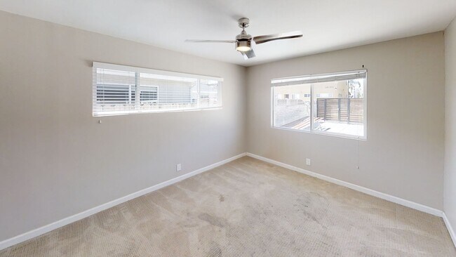 Building Photo - Huge Bedrooms, lots of Parking, closest to campus!