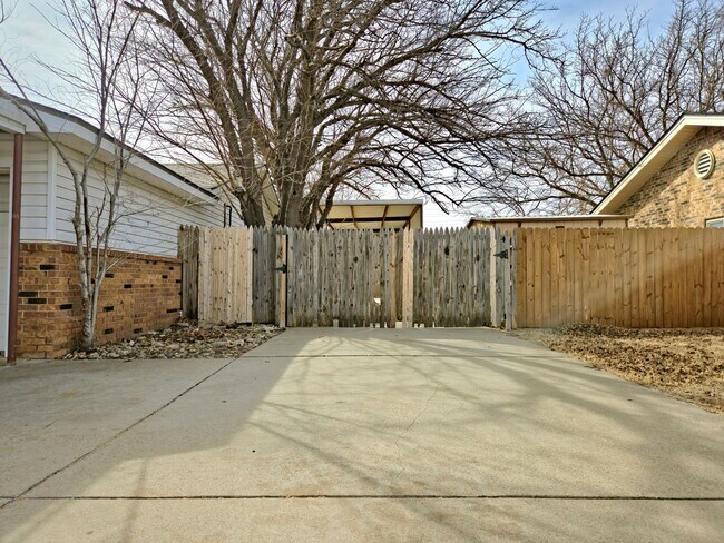 Building Photo - 4 Bedroom Home Near LCU with HUGE Bonus Room