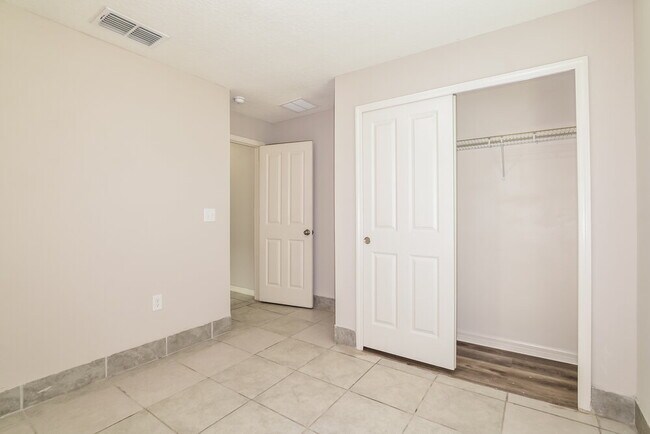 Building Photo - 2861 Mosshire Cir
