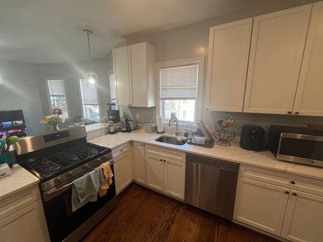 Building Photo - Very nice 3 bed 2 bath in Somerville... Don't miss out!
