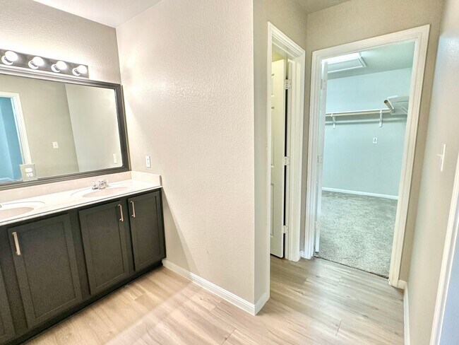 Building Photo - Stunning 4-Bedroom Home in the Desirable S...