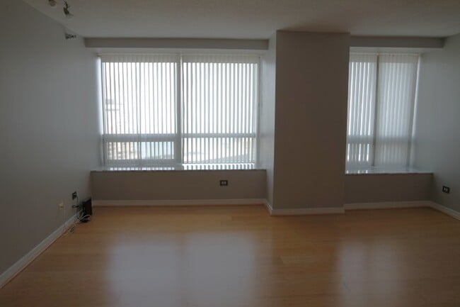 Building Photo - 512 N McClurg Ct