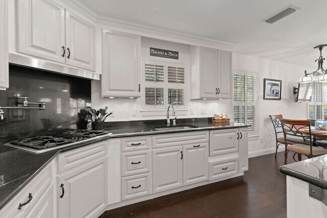 Building Photo - 36 Weeden St