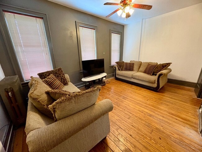 Building Photo - 342 N Newberry St