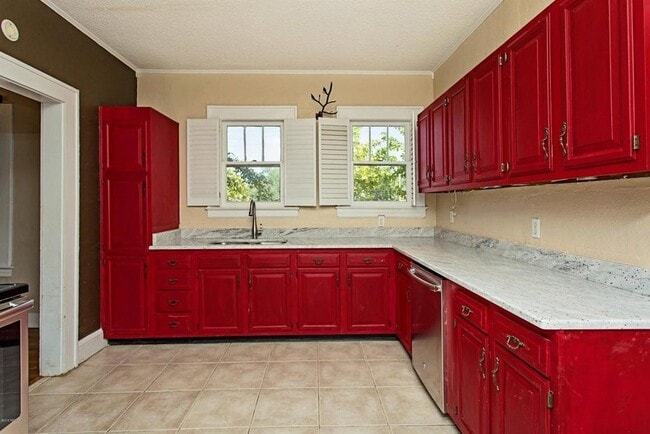 Building Photo - Avondale Beauty on the market!