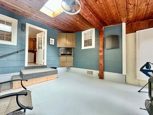Building Photo - Mid-Century Retro Masterpiece!