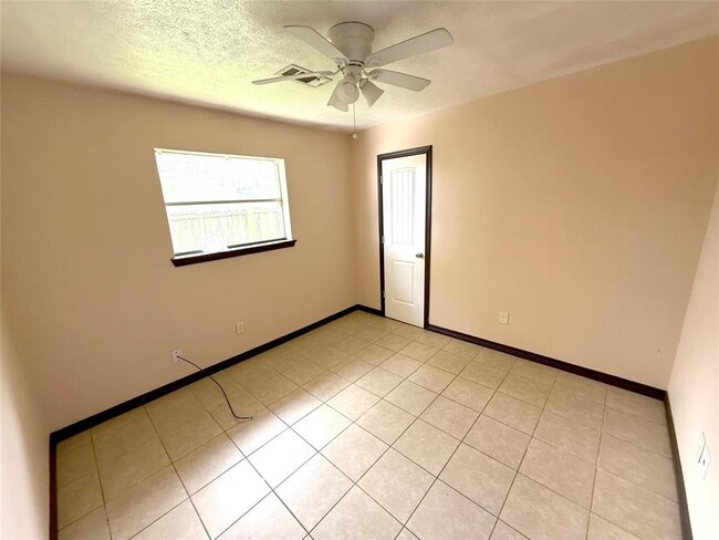 Building Photo - 7130 Kings Dr