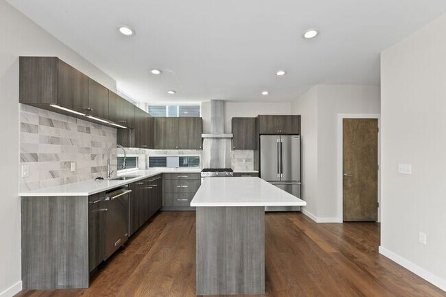 Building Photo - Trendy West Seattle Townhome w/Air Conditi...