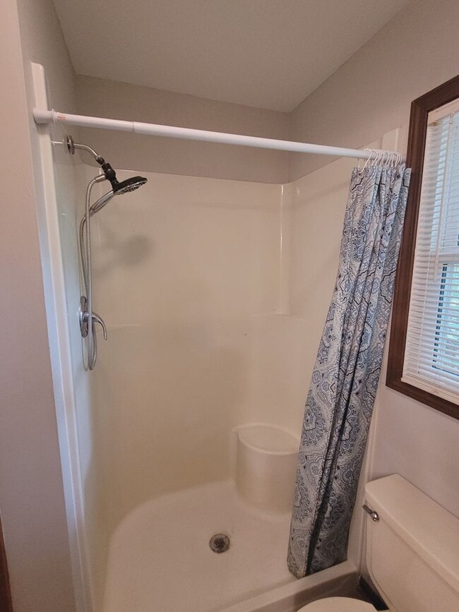 Building Photo - 3 bed, 3 bath home off Chapel Hill Road