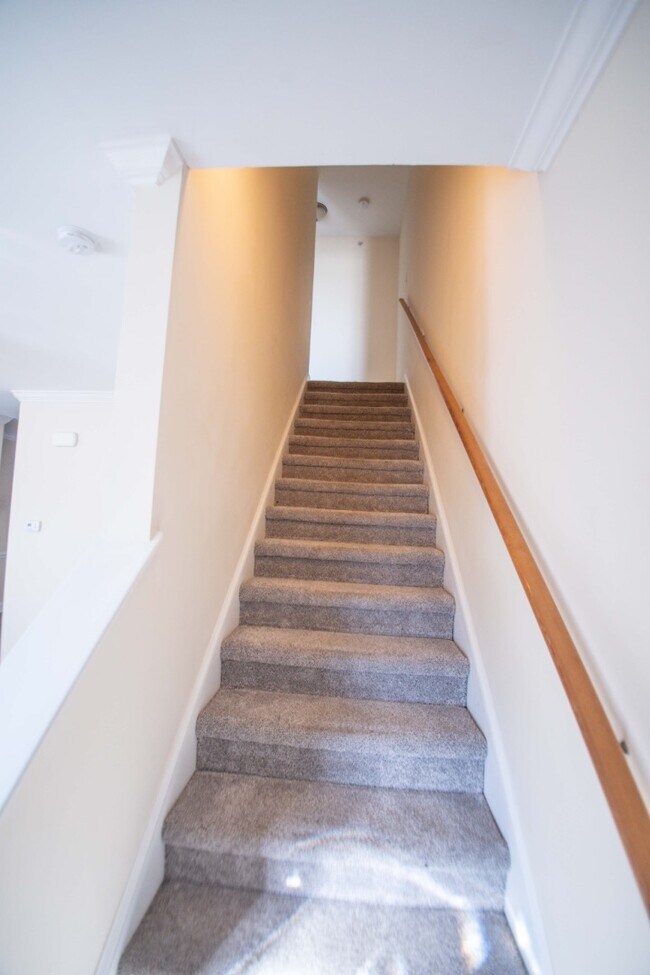 Building Photo - 614 N Center St