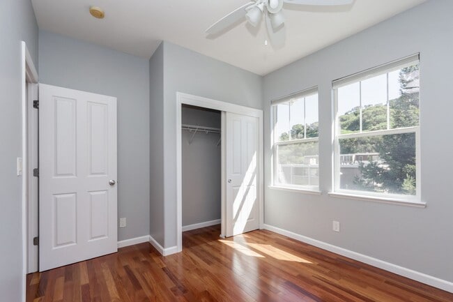 Building Photo - 3 Bed / 2.5 Bath beautiful end unit townhome with tons of upgrades. YouTube Tour!!