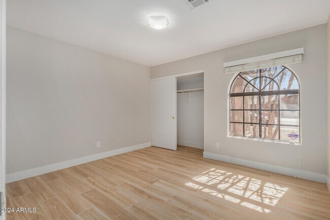 Building Photo - 3128 E Charleston Ave