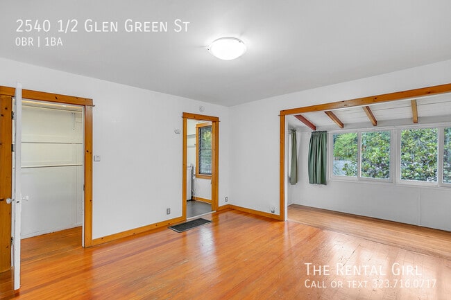 Building Photo - 2540 1/2 Glen Green St-