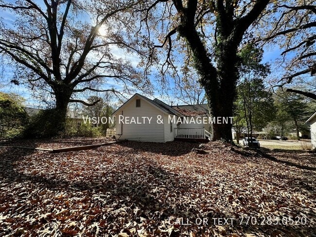 Building Photo - 909 Troup St