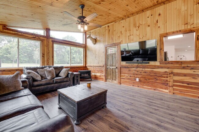 Building Photo - "Charming 2-Bedroom Furnished Retreat with Spacious Layout and 2.5 Baths in York, SC!"