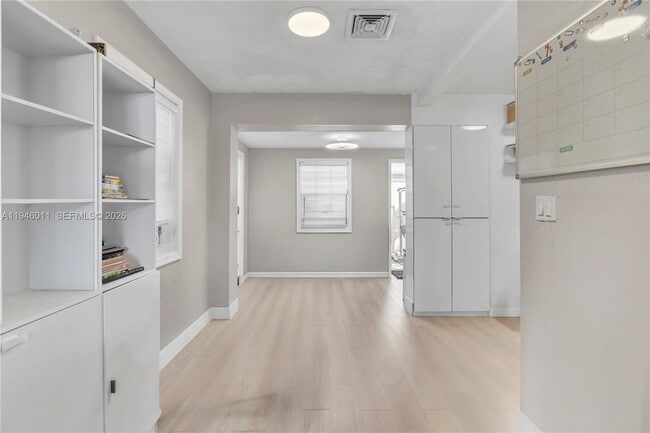 Building Photo - 709 SW 7th Ave