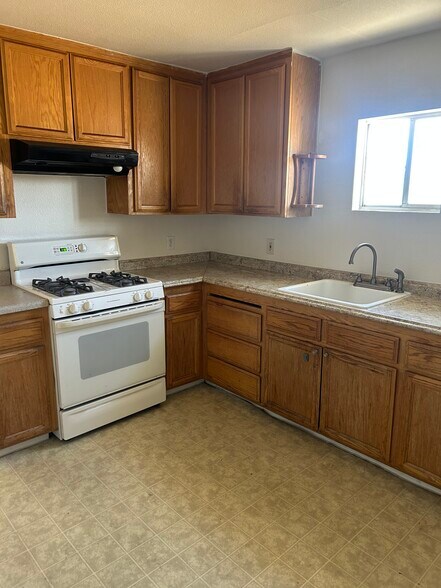 Building Photo - 5722 Lindhurst Ave