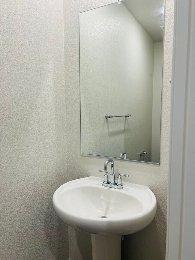 Building Photo - Beautiful 4 bed/2 bath Meritage Home in El...