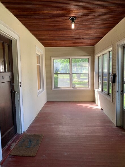 Shared entry porch - 3107 Hayes St NE