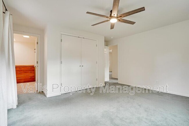 Building Photo - 3385 Camellia Dr S