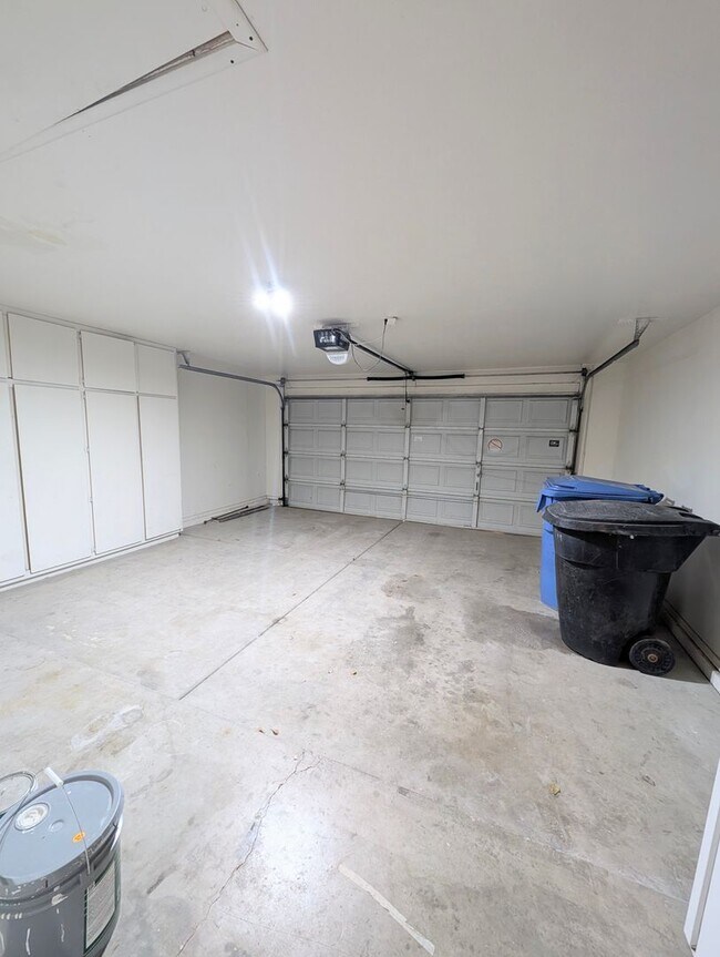 Building Photo - 2325 E Lakecrest Dr