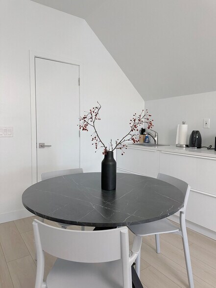 Building Photo - 854 W 13th Ave