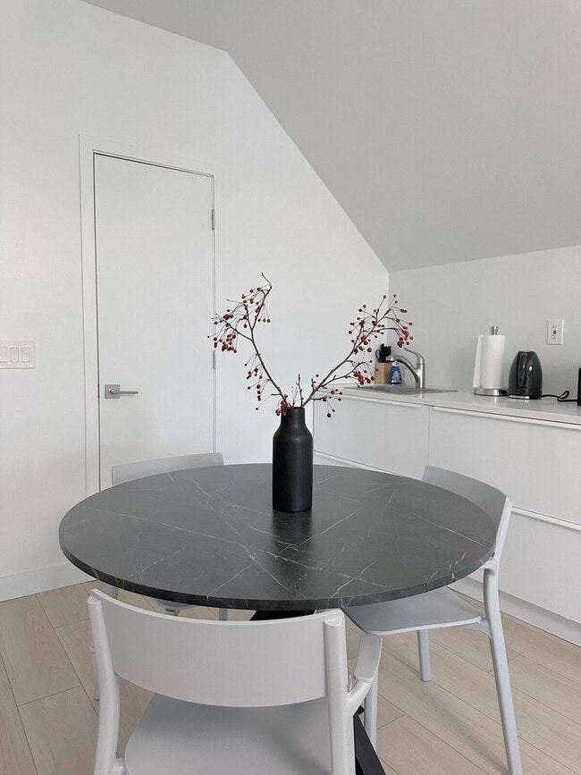 Building Photo - 854 W 13th Ave