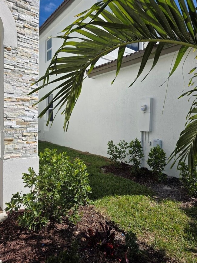 Building Photo - 2741 SE 24th Ct