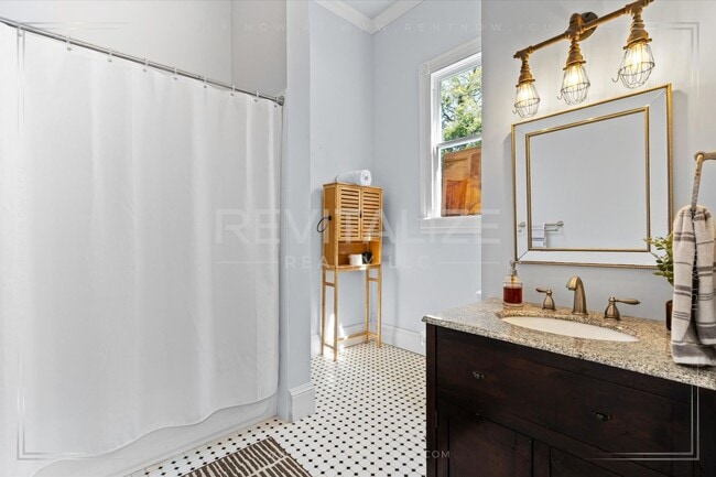 Building Photo - Beautiful Victorian Home in the Heart of S...