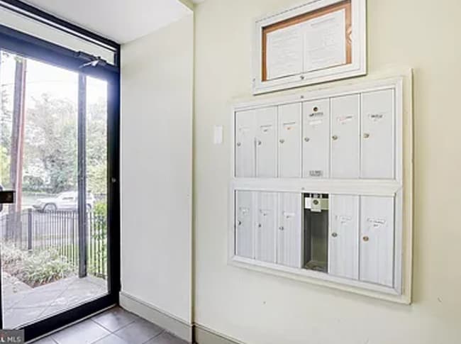 Building Photo - Amazing 2 bedroom/ 1 Bathroom unit with plenty natural light