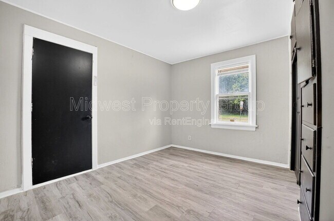 Building Photo - 222 Henquin Dr