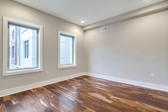 Building Photo - Northern Liberties Townhome with Parking