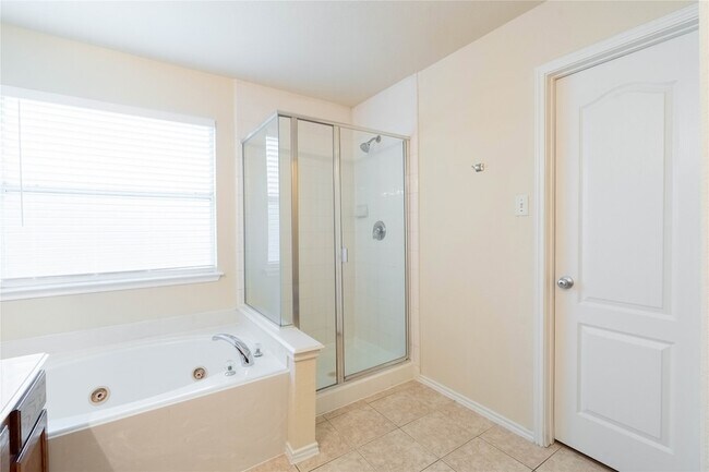 Building Photo - 2105 Sumac Dr